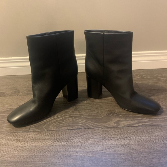 VINCE black leather ankle boots. - Picture 3 of 5